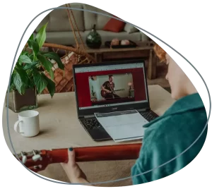 Hobbytrainingen, muzikale cursussen, wat is er leuker dan gitaar leren spelen met jouw favoriete liedjes? Ontdek alle technieken van het gitaarspelen en ervaar welke het best bij jou passen.