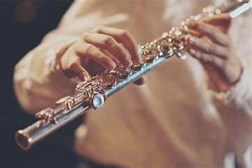 Hobbytrainingen, muzikale-cursussen, instrumenten. Leer de dwarsfluit bespelen en fluit de mooiste liedjes met een cursus dwarsfluit.