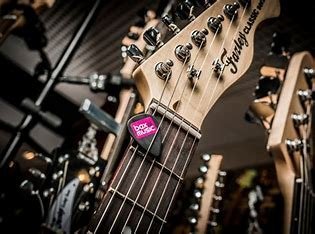 Hobbytrainingen, muzikale cursussen, instrumenten. Leer om te spelen met een plectrum en breng jouw gitaarspel naar een hoger niveau met een gitaarcursus van gitaarstarters.