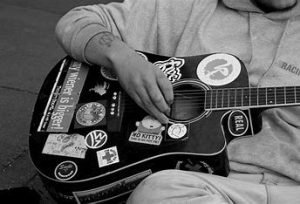 Hobbytrainingen, muzikale cursussen, instrumenten. Leer de techniek van het tokkelen op de gitaar. Online cursus tokkelen.