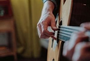 Hobbytrainingen, muzikale cursussen, instrumenten. Ga op een andere manier met jouw gitaar aan de slag en leer tokkelen met een cursus van gitaartabs.