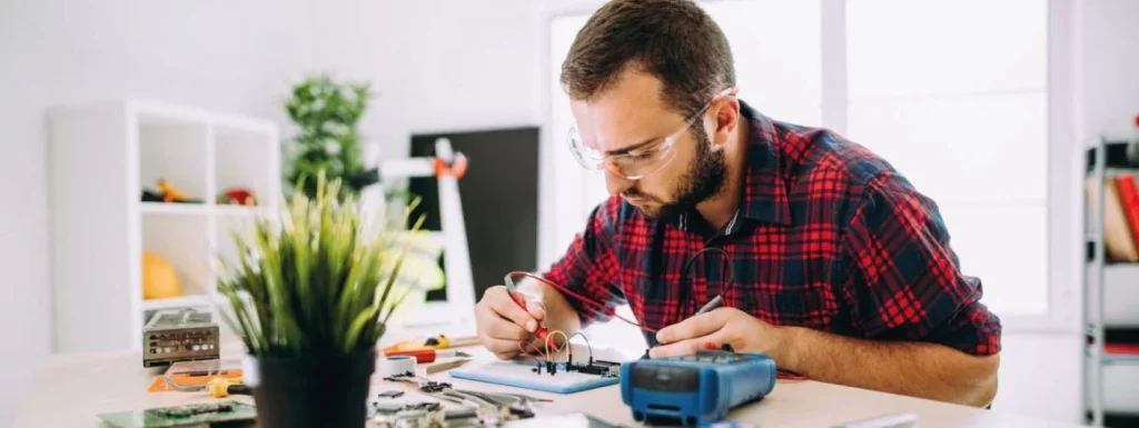 Hobbytrainingen, techniek, elektrotechniek. Leer omgaan met allerlei elektrische apparaten en circuits. Leer werken met elektriciteit met een cursus elektrotechniek.