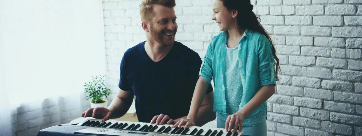 Hobbytrainingen, muzikale cursussen, instrumenten. Begin met het leren van keyboard spelen. Leer de eerste liedjes en akkoorden spelen, met een keyboard cursus.