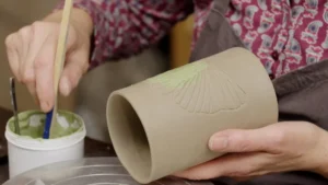 Hobbytrainingen, creatieve cursussen, pottenbakken. Leer kunstwerken opbouwen met kleiplaten, bereid de klei voor, maak jouw ideale vorm en leer jouw werk decoreren.