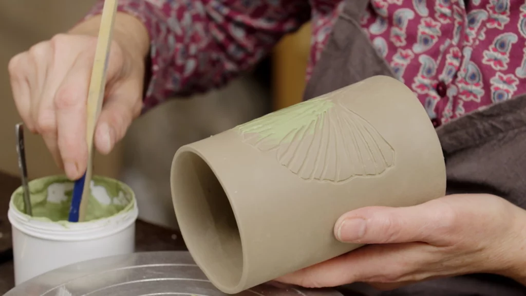 Hobbytrainingen, creatieve cursussen, pottenbakken. Leer kunstwerken opbouwen met kleiplaten, bereid de klei voor, maak jouw ideale vorm en leer jouw werk decoreren.