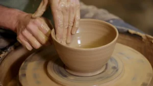 Hobbytrainingen, creatieve cursussen, pottenbakken. Ben jij een beginner achter de draaischijf? Leer hoe de draaiscijf werkt en leer hoe je jouw eerste potten kunt maken met een cursus pottenbakken.