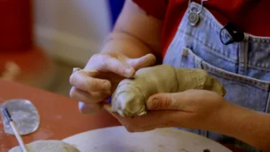 Hobbytrainingen, creatieve cursussen, pottenbakken. Maak de leukste en mooiste objecten van klei. Zijn simpele potten geen uitdaging meer? Ga dan voor deze leuke uitdagende cursus.