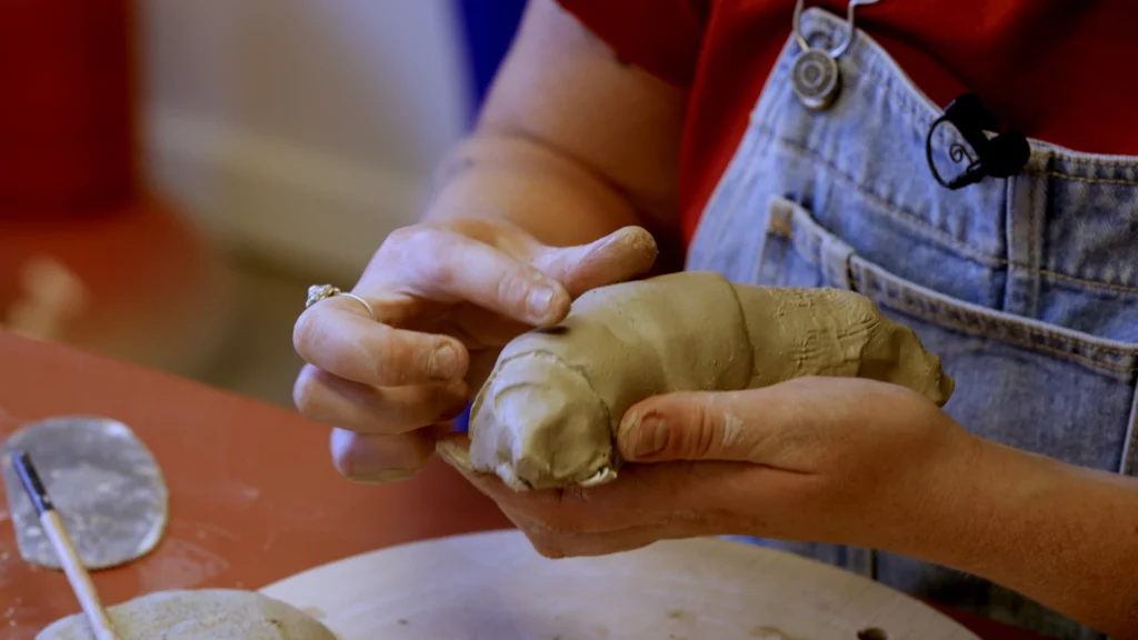 Hobbytrainingen, creatieve cursussen, pottenbakken. Maak de leukste en mooiste objecten van klei. Zijn simpele potten geen uitdaging meer? Ga dan voor deze leuke uitdagende cursus.