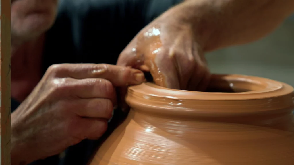 Hobbytrainingen, creatieve cursussen, pottenbakken. Maak de grootste vazen bestaand uit meerdere onderdelen. Verbreed jouw skills door deze uitdagende pottenbaktechniek.