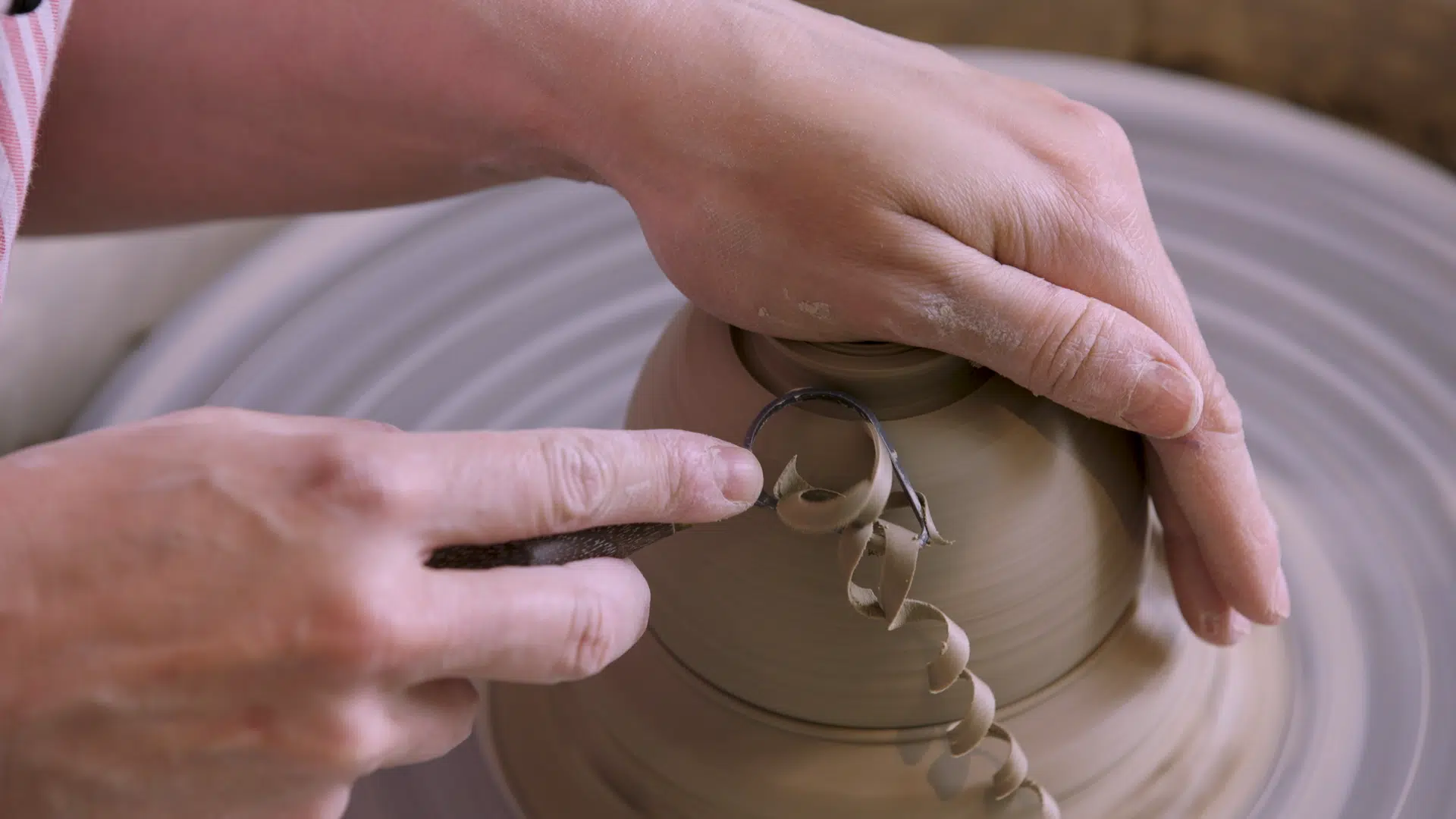 Hobbytrainingen, creatieve cursussen, pottenbakken. Heb jij altijd al jouw eigen servies willen maken? Leer hoe je series van werken draait met een cursus seriedraaien.