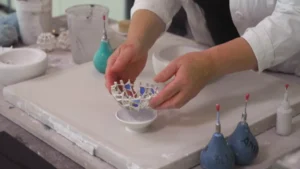 Hobbytrainingen, creatieve cursussen, pottenbakken. Ga aan de slag met kneedbaar papierporselein. Leer alles over deze techniek met een cursus kneedbaar papierporselein.